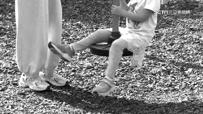 一名年輕媽媽本來是家庭主婦,全職照顧兩名年幼的孩子,經濟來源全仰賴丈夫的送貨工作,豈料家裡遭逢變故,讓她一夕成了單親,得一肩扛起養家、照顧孩子和還債的責任。(示意圖,非新聞當事人/資料照)