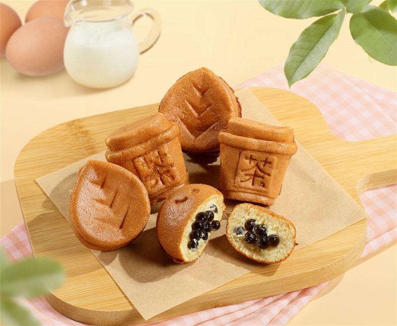 茶湯會推出國民點心-雞蛋糕，有微笑珍珠、茶葉及手搖杯造型。（圖／品牌業者提供）