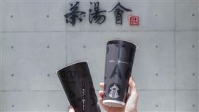 茶湯會x新竹都城隍廟「Black Project玩黑計畫 」聯名紙杯，2款設計分別呈現黑白俐落線條感，以及文字變化的創意趣味感，更特別印上城隍爺插畫，守護茶友們在農曆鬼月平平安安。（圖／品牌業者提供）