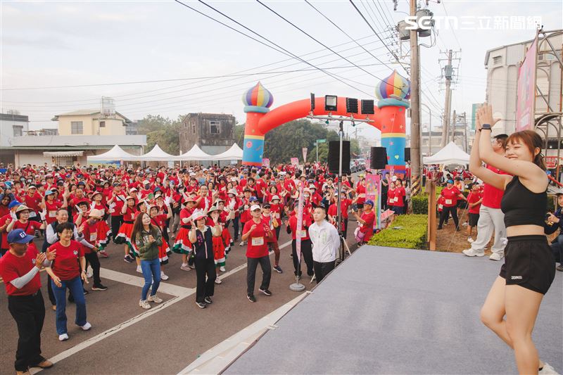 六堆運動會61週年！「馬力全開」新一甲子再啟航，0歲寶寶拚爬行冠軍。（圖／翻攝畫面）