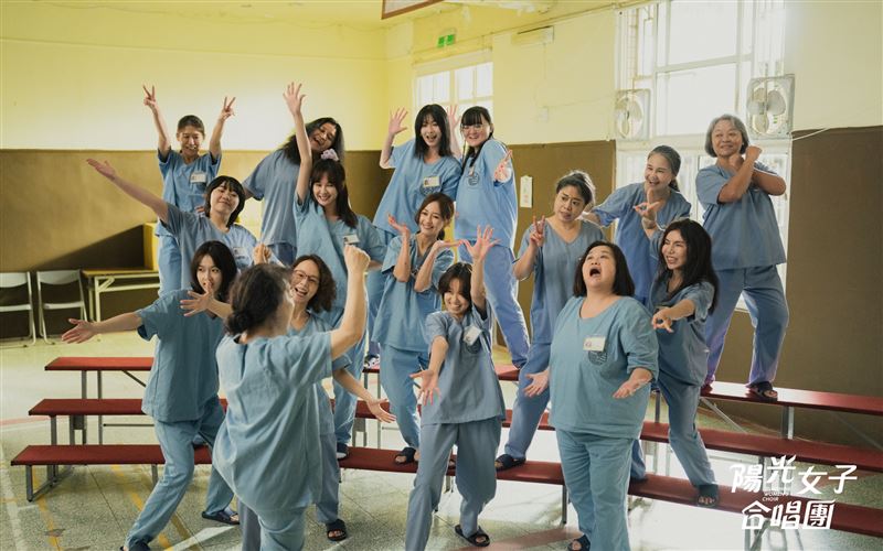 《陽光女子合唱團》10堂人生課逼哭全網。提醒我們:【在最黑暗的地方,人依然可以找到陽光】。(圖/壹壹喜喜電影提供)