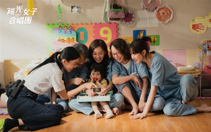 《陽光女子合唱團》10堂人生課逼哭全網。提醒我們:【在最黑暗的地方,人依然可以找到陽光】。(圖/壹壹喜喜電影提供)