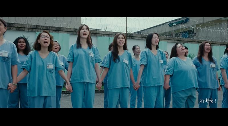 《陽光女子合唱團》10堂人生課逼哭全網。提醒我們:【在最黑暗的地方,人依然可以找到陽光】。(圖/翻攝自《陽光女子合唱團》片尾曲YT)