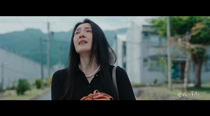 《陽光女子合唱團》10堂人生課逼哭全網。提醒我們:【在最黑暗的地方,人依然可以找到陽光】。(圖/翻攝自《陽光女子合唱團》片尾曲YT)