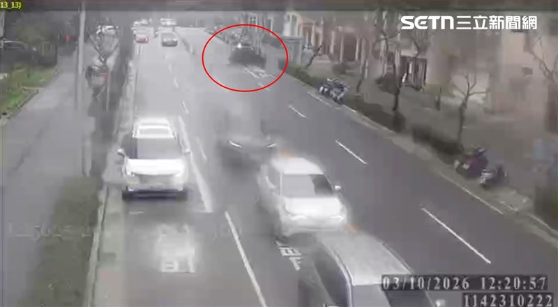 畫面曝光！買完麥當勞得來速「橫過馬路」撞進公車亭，肇事男：咳太厲害。（圖／翻攝畫面）