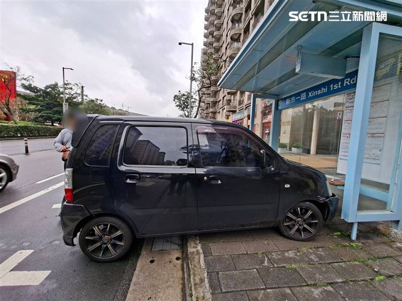 畫面曝光！買完麥當勞得來速「橫過馬路」撞進公車亭，肇事男：咳太厲害。（圖／翻攝畫面）
