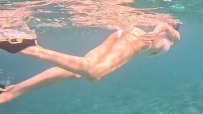 鍾楚曦最吸睛的莫過於她化身「人魚」潛入海中的絕美畫面。（圖／翻攝自鍾楚曦微博）