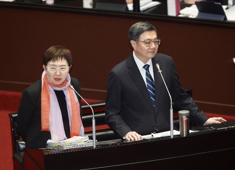 財政部長莊翠雲（左）表示，到9日為止，普發現金領取率已達97.31%。（圖／中央社）