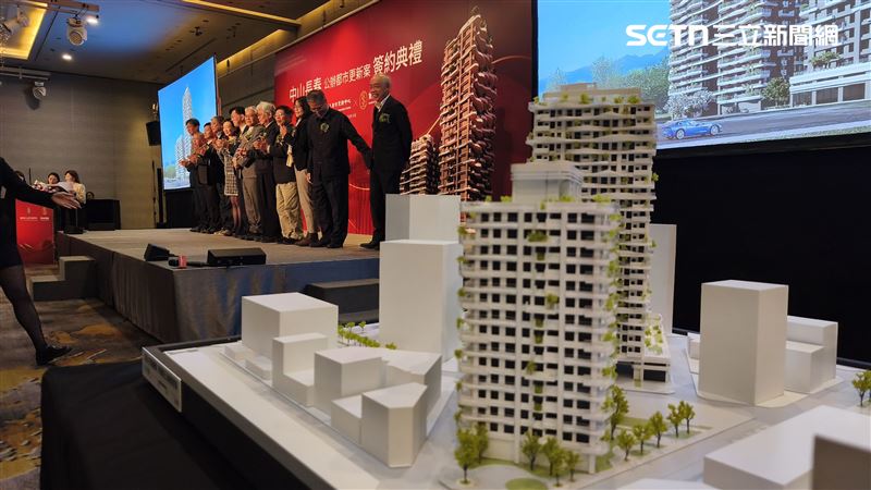 國家住都中心今(10)日舉行「中山長春公辦都更案」簽約典禮,得標者為甲山林與茂德集團共組的寶山林建設。(圖/記者陳韋帆攝影)