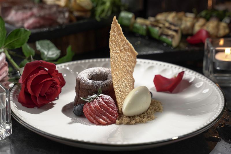 壓軸甜點「熔岩巧克力佐香草冰淇淋」。（圖／飯店旅宿業者提供）