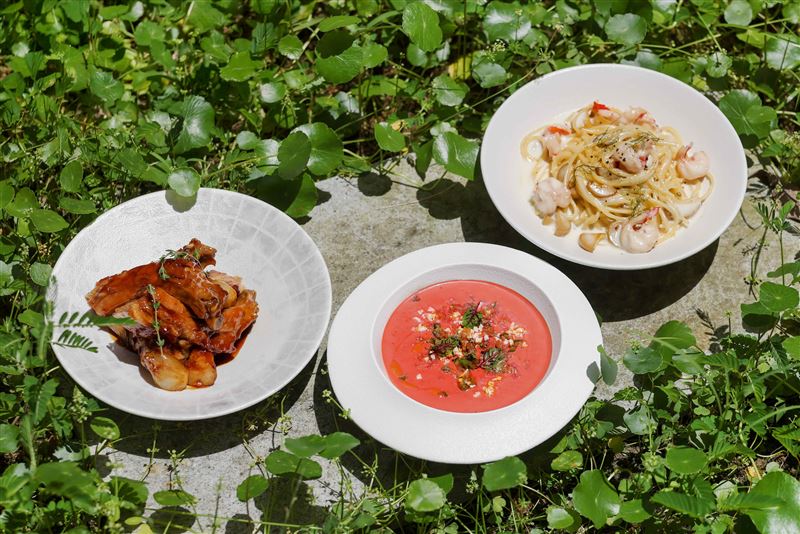 ORIGEN純正西班牙餐廳(左到右)爐烤香草豬肋、西班牙番茄冷湯、蘑菇鮮蝦義大利麵。（圖／飯店旅宿業者提供）
