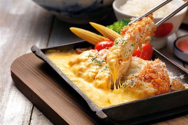 伊勢路-勝勢日式豬排「熔岩起士里肌豬排」。(圖/慕里諾國際餐飲提供)