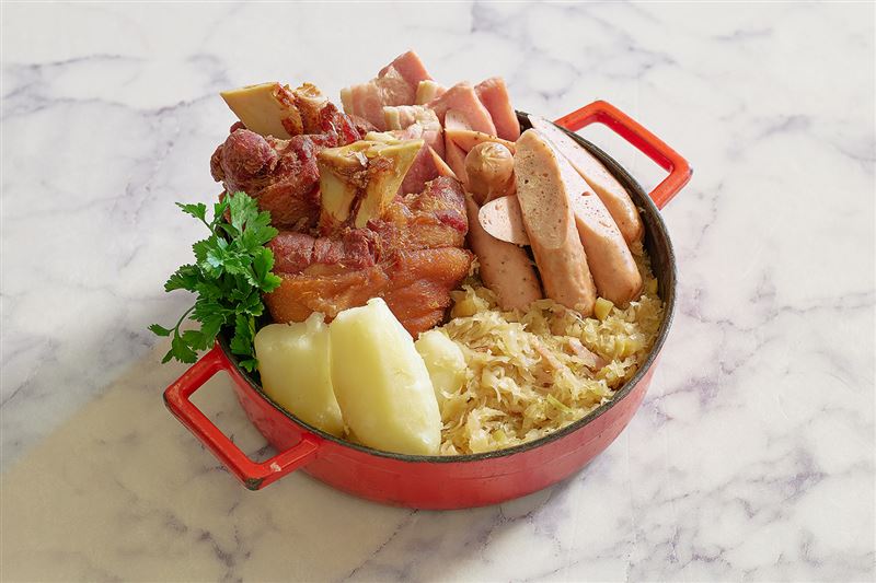 德國代表料理「德國豬腳佐酸菜」。（圖／飯店旅宿業者提供）