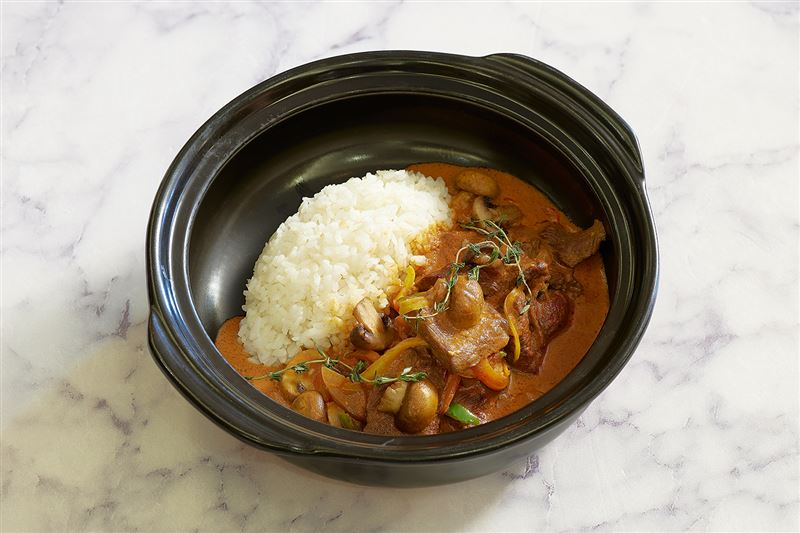 「俄式酸奶炒牛肉」，以酸奶與香料呈現東歐風味。（圖／飯店旅宿業者提供）