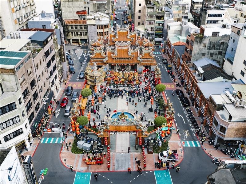 空拍桃園大廟景福宮廟埕廣場，開漳聖王文化季暨遶境踩街活動熱鬧登場，信眾與陣頭齊聚，展現桃園在地信仰文化的活力。（圖／必紅演藝提供）
