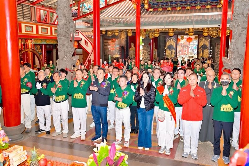 桃園景福宮開漳聖王文化季活動前，信眾與活動團隊於廟內虔誠參拜祈福，祈求活動順利、地方平安。（圖／景福宮提供）