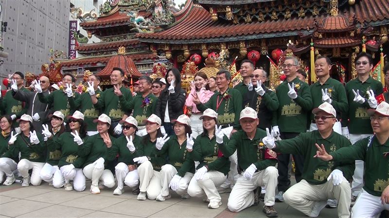 桃園大廟景福宮3月8日舉辦開漳聖王文化季遶境活動，主委簡征潭（前排中）與多位貴賓於廟內參香祈福，為百年遶境揭開序幕。（圖／必紅演藝提供）