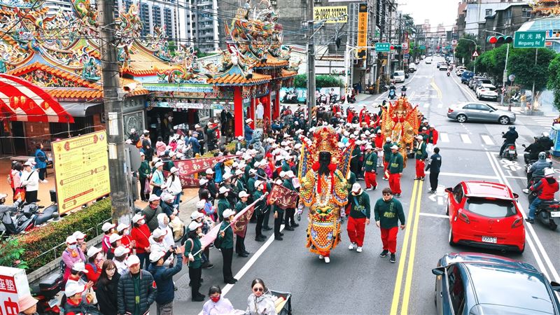 桃園景福宮開漳聖王遶境踩街活動熱鬧展開，神將隊伍與信眾行經街道，呈現臺灣傳統廟會文化與城市生活交織的獨特景象。（圖／必紅演藝提供）