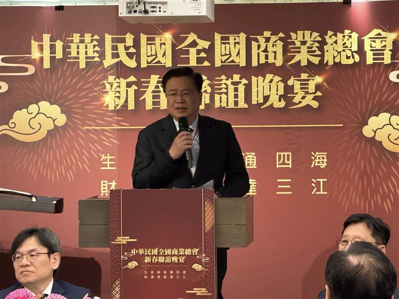 商總辦理115年新春聯宴,許舒博理事長強調「企業是真正中間選民」,呼籲朝野秉持以民為主,穩定經商環境。展望今年將籌辦千攤服務業大展,盼政府支持企業走出去、招進來,延續去年GDP 8.68%的經濟成長奇蹟。(圖/記者師瑞德攝影)