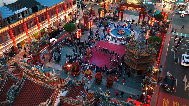 傍晚時分，廟埕燈火漸明，神轎、鼓隊與信眾齊聚廣場，傳統信仰在城市街區中綻放，勾勒出臺灣獨特而鮮活的廟口文化風景。 （圖／必紅演藝提供）