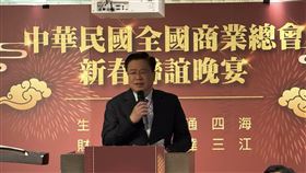 商總辦理115年新春聯宴，許舒博理事長強調「企業是真正中間選民」，呼籲朝野秉持以民為主，穩定經商環境。展望今年將籌辦千攤服務業大展，盼政府支持企業走出去、招進來，延續去年GDP 8.68%的經濟成長奇蹟。（圖／記者師瑞德攝影）