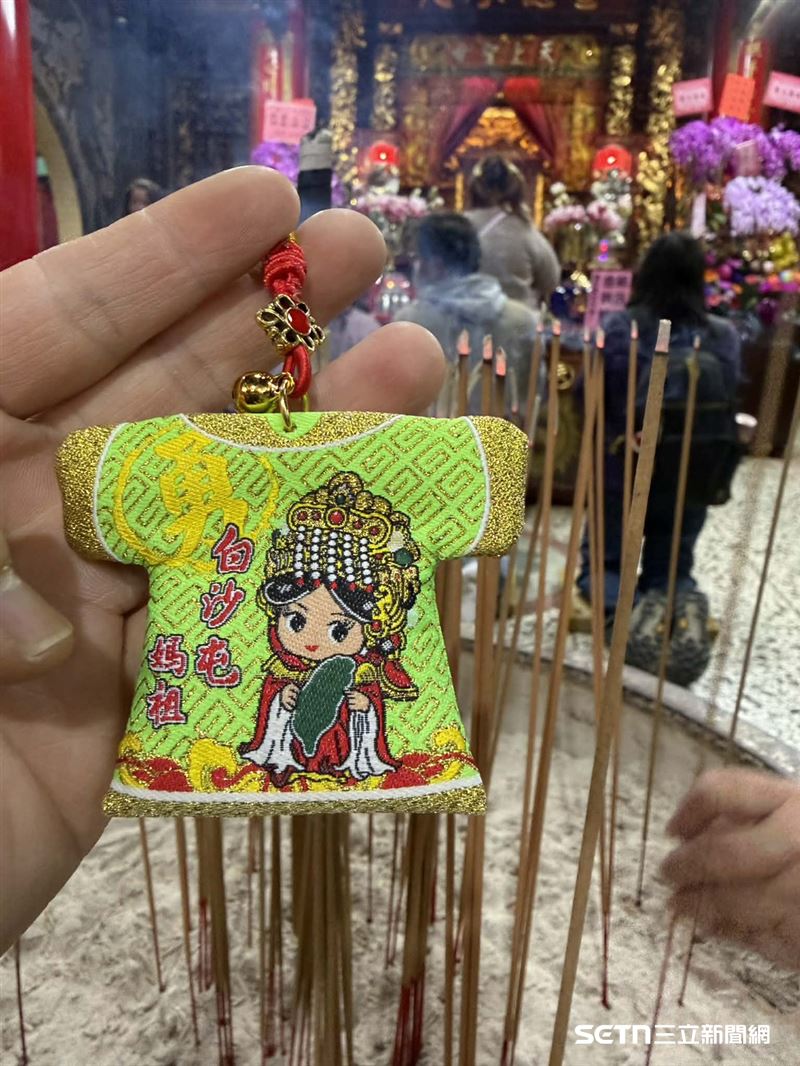 今年Mike也準備了結緣品，設計充滿巧思和意義。正面除了印有「勇」和「白沙屯媽祖」字樣，還有媽祖慈悲懷抱台灣的溫暖圖樣，象徵神明對這片土地的永恆守護與庇佑，也讓這份結緣品在海外更具辨識度。（圖／Mike Chuang授權提供）