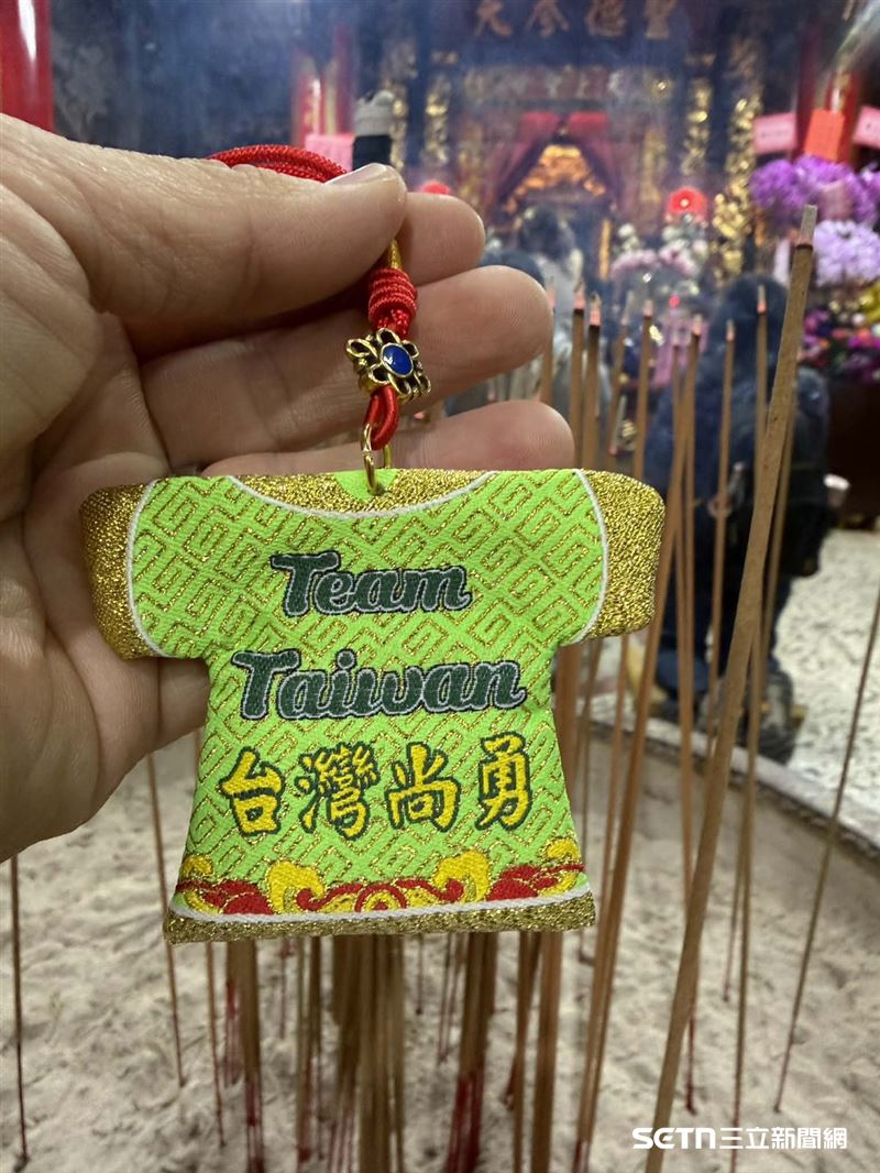 背面則印有近年廣受大眾共鳴的「Team Taiwan 台灣尚勇」字樣，Mike希望透過這份結緣品，不僅傳遞媽祖的平安守護，更要把這份「挺台灣」的力量與精神，分享給身在海外的親友與各地的香燈腳。（圖／Mike Chuang授權提供）