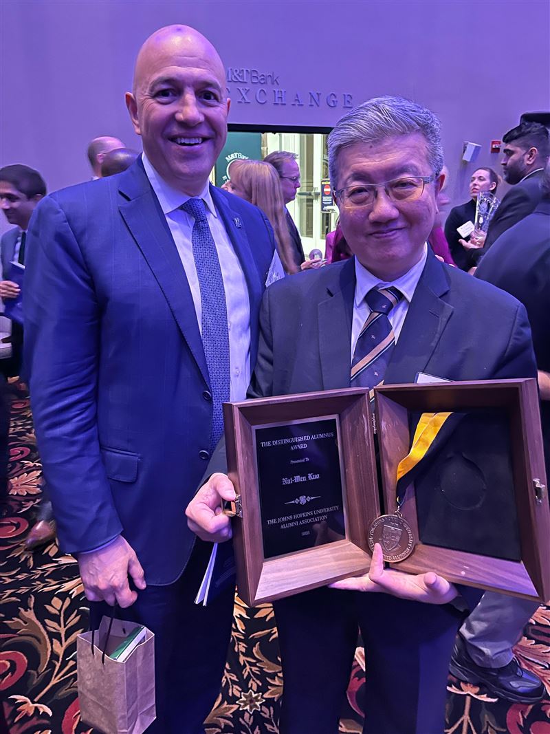 約翰霍普金斯大學商學院Triantis院長 與北醫管理學院院長郭乃文院長合照（圖／北醫管理學院提供）