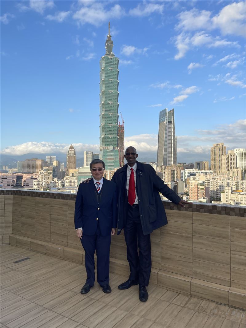 加州大學爾灣分校商學院Williamson院長與郭乃文院長攝於北醫（圖／北醫管理學院提供）