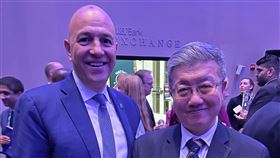 約翰霍普金斯大學商學院Triantis院長 與北醫管理學院院長郭乃文院長合照（圖／北醫管理學院提供） 