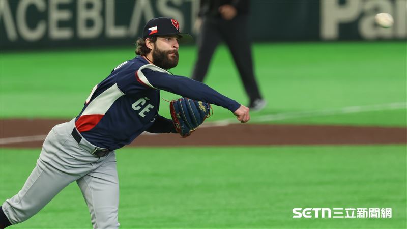 WBC捷日戰,捷克隊先發投手薩多利亞(Ondrej Satoria)撿球傳一壘。(圖/特派記者劉彥池攝影)
