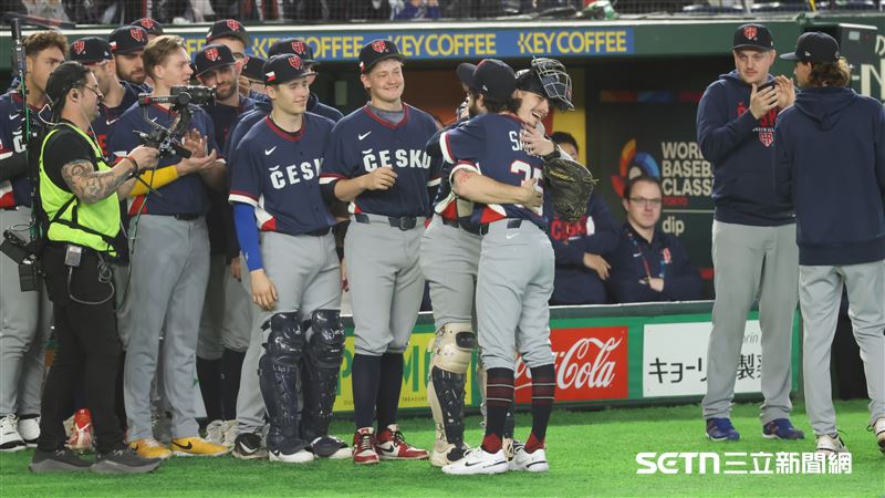 WBC捷日戰，捷克隊總教練上場換下先發投手薩多利亞（Ondrej Satoria）隊友在休息區和他擁抱。（圖／特派記者劉彥池攝影）