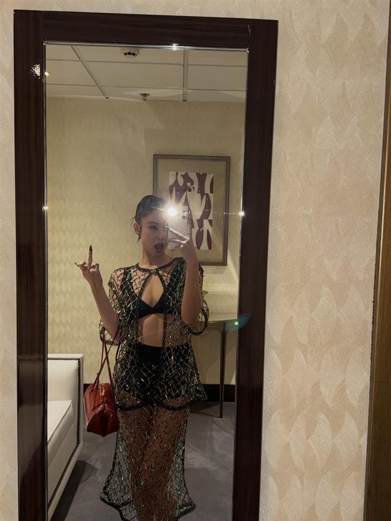 Jennie不忍了，直接在社群比中指自拍表達不滿。（圖／翻攝自IG @jennierubyjane）