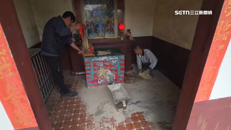 工作人員清掃香灰