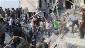 紐時分析：美戰斧飛彈疑誤擊伊朗小學釀逾150死
2026/3/10 11:39（3/10 16:03 更新）
伊朗南部米納布鎮一所學校2月28日遭空襲後，民眾及救援人員展開救援工作。（Abbas Zakeri/Mehr News/WANA (West Asia News Agency) via 路透社）