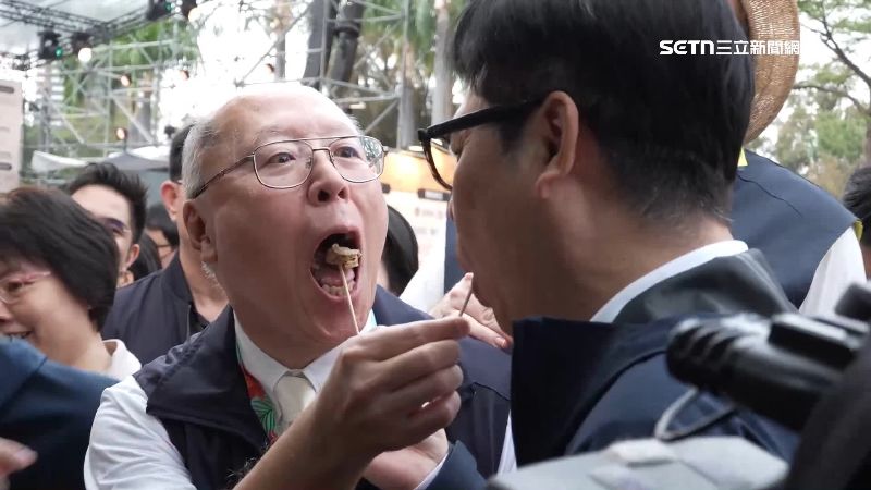 陳其邁與「日本台灣交流協會高雄事務所所長」互相餵食，畫面逗趣