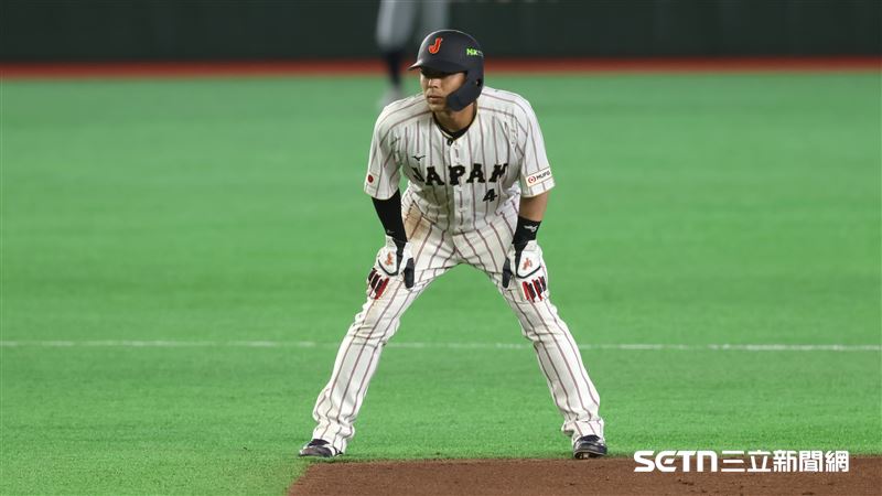 WBC捷日戰,日本隊指定打擊若月健矢敲出安打,佐藤輝明靠捷克守備失誤跑回分數。(圖/特派記者劉彥池攝影)