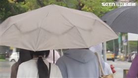 天氣、冷氣團、寒流、冬天、行人、過馬路、下雨、雨天、撐傘、雨傘