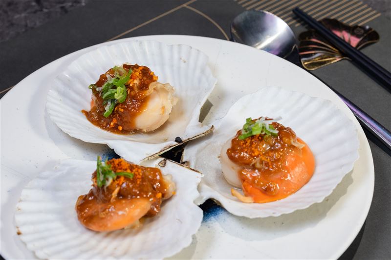 蒜香味噌扇貝燒。(圖/品牌業者提供)