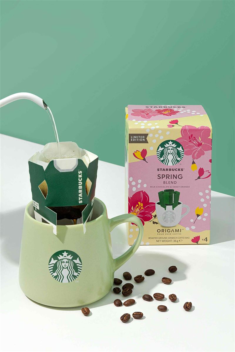 「星巴克®Origami™ 手沖每日精選春季綜合濾掛咖啡」傳承獨特日本摺紙工藝的皇冠濾袋設計,有助於提升萃取穩定度、不過度浸潤咖啡,完美保留純淨香醇風味。(圖/品牌業者提供)