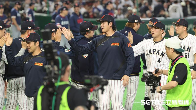 WBC捷日戰,日本隊9:0完封捷克隊,預賽4連勝晉級複賽,大谷翔平賽後和隊友擊掌。(圖/特派記者劉彥池攝影)