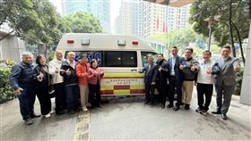 捐贈者於救護車前合影。（圖／翻攝畫面）