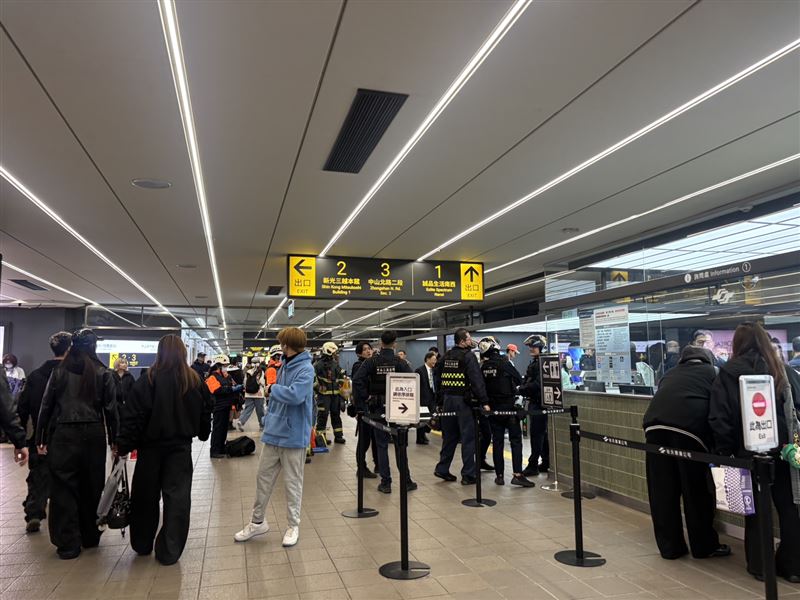 北捷中山站驚魂!傳民眾「站內持刀」旅客嚇壞,警消趕往釐清中。(圖/民眾提供)