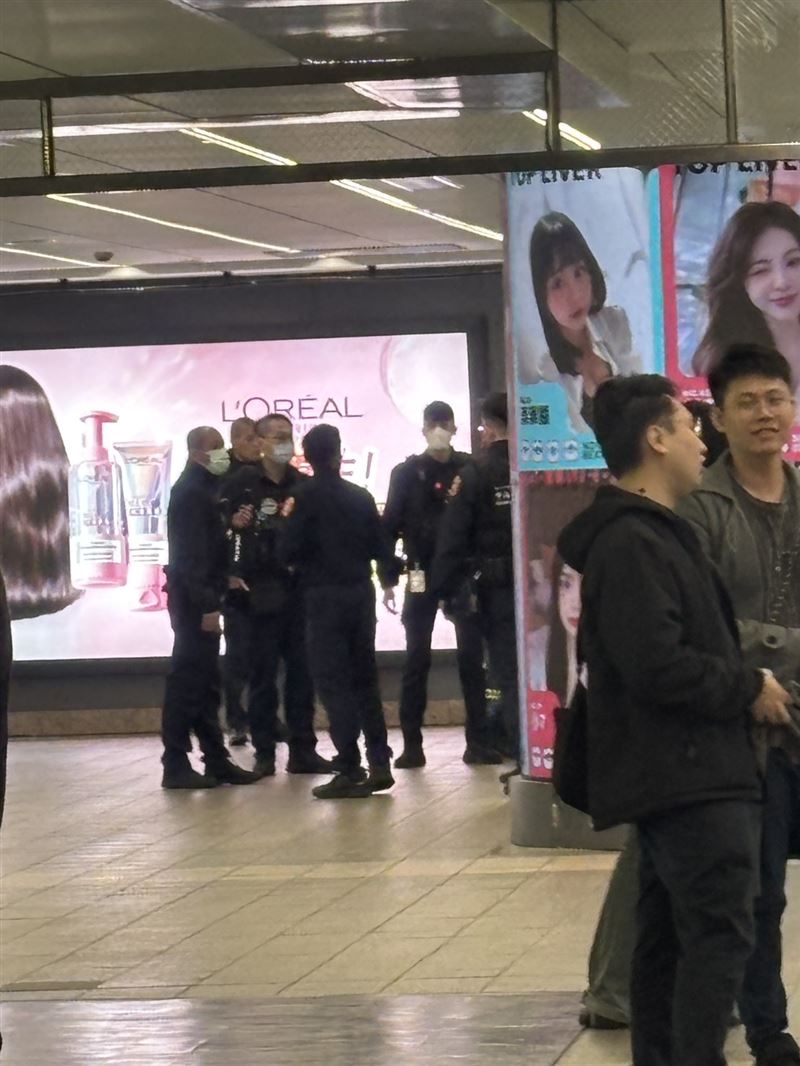 北捷中山站驚魂!傳民眾「站內持刀」旅客嚇壞,警消趕往釐清中。(圖/民眾提供)