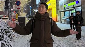 知名韓籍網紅攤販「龍鬚糖小哥」經常與台灣網紅與粉絲幽默互動（圖／翻攝自IG @yoonnala879）