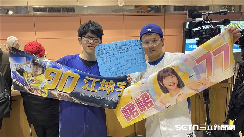 台灣隊11日返台球迷凌晨踴躍接機。（圖／記者戴以柔攝影）