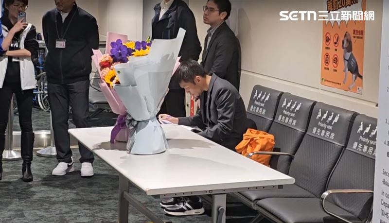 運動部長李洋現身桃園機場。(圖/三立新聞)