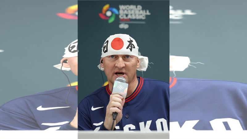 捷克總教練查丁（Pavel Chadim）賽後戴上日之丸頭巾。（圖／読売新聞社提供）