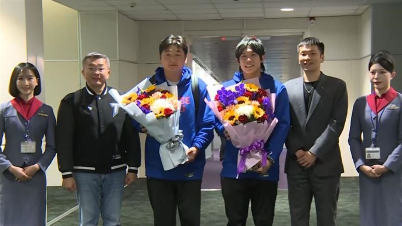 台灣隊成員班機準時抵達，與棒協會長蔡其昌、運動部長李洋合影。（圖／三立新聞）