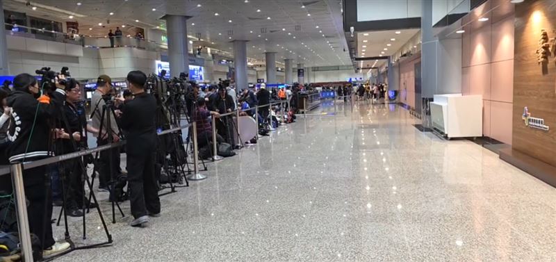 10日晚間已經有大批球迷在現場守候，準備迎接台灣隊歸國。（圖／三立新聞）